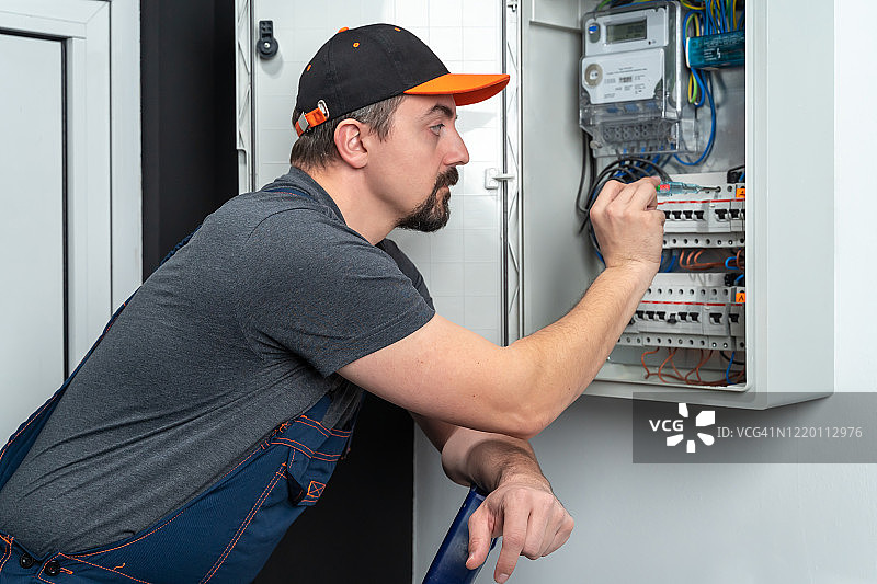 电工正在修理保险丝盒图片素材