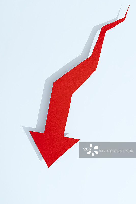 蓝色背景上的红色向下箭头图片素材