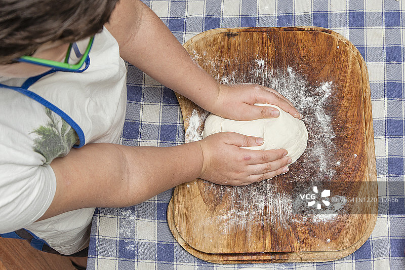 小男孩揉面团图片素材
