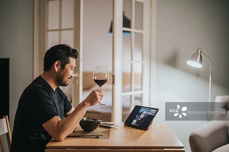 日本男人通过视频电话与女友一起喝酒图片素材