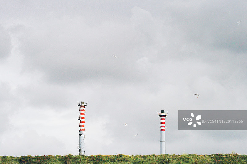 云层下的工业烟囱图片素材