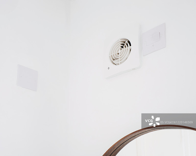 浴室角落的排气扇图片素材