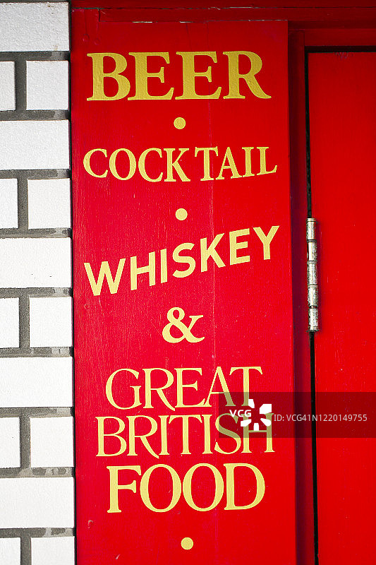 啤酒、鸡尾酒、威士忌和美味英式料理图片素材