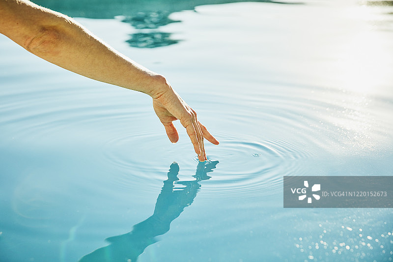 女人手触摸水面图片素材