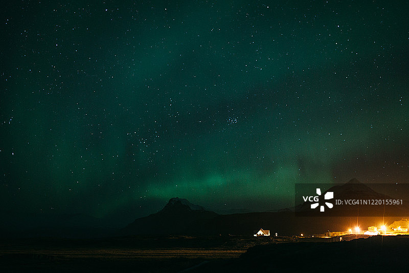 冬季夜空中的绿色北极光图片素材