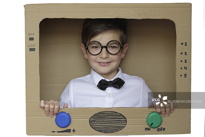 男孩担任电视节目主持人图片素材