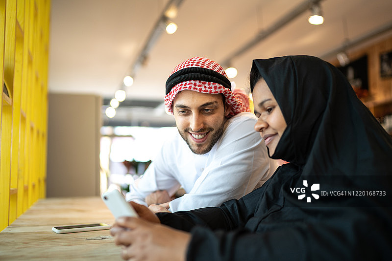 阿拉伯中东夫妇在咖啡店用手机进行视频通话图片素材