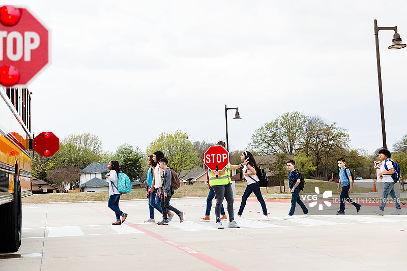 学生走过人行横道图片素材