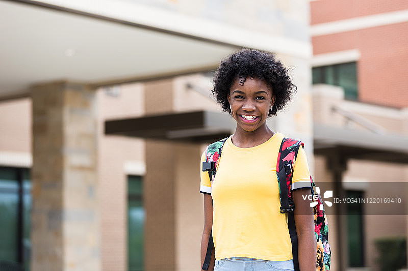 快乐的中学生站在学校前图片素材