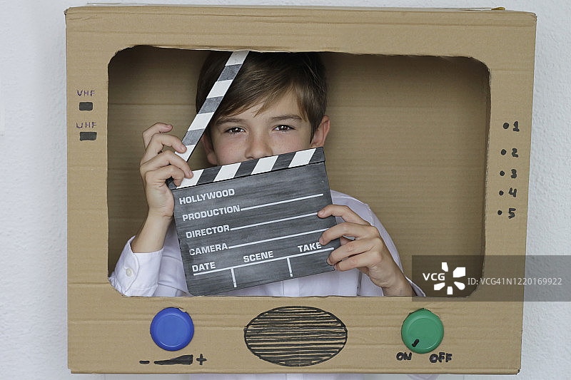 男孩担任电视节目主持人图片素材