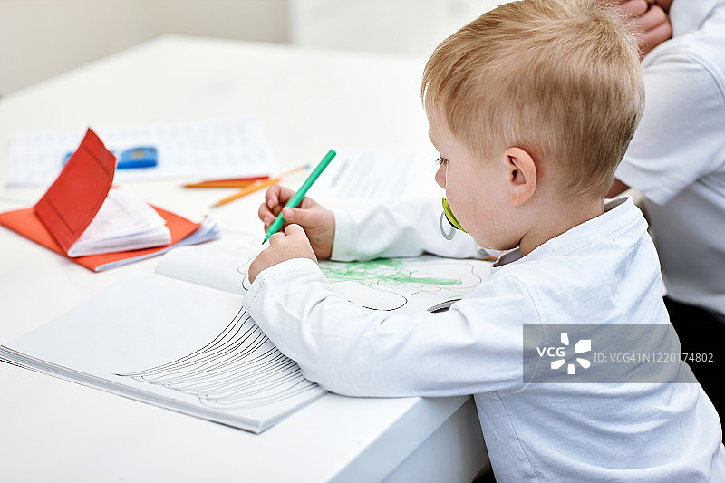 他将来会成为一位著名的艺术家图片素材