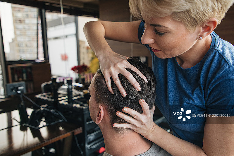 在美发沙龙享受头部按摩放松身心图片素材