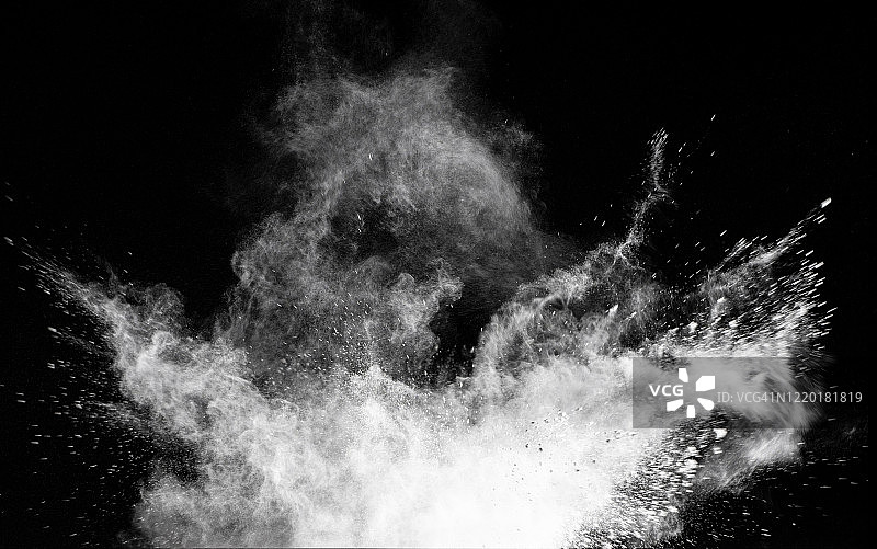黑色背景上白色粉末颗粒云撞击爆炸图片素材