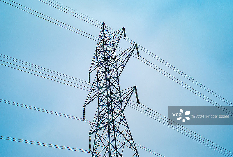 阴冷天气下的高压电塔和电缆图片素材