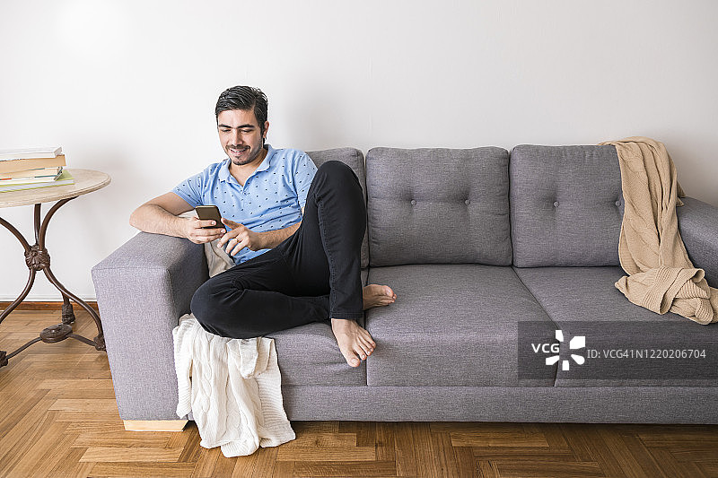 在家用手机工作的男人图片素材