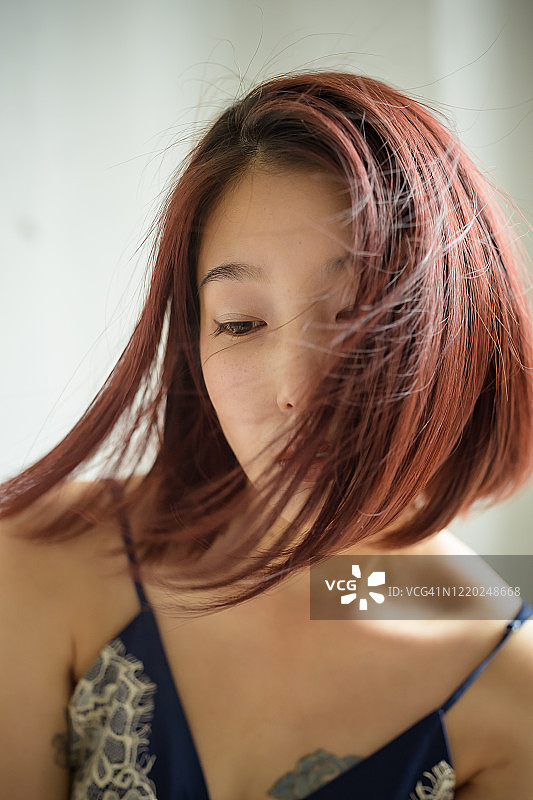 染红色头发的女人图片素材