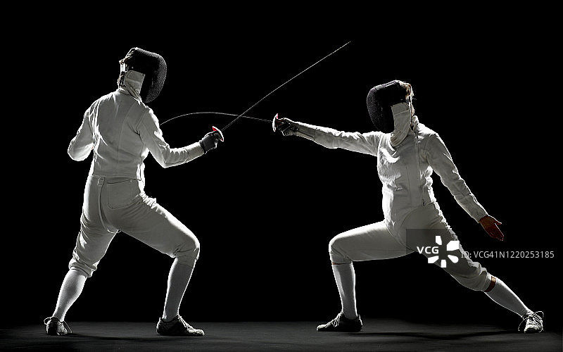 进攻弓步中的击剑者图片素材