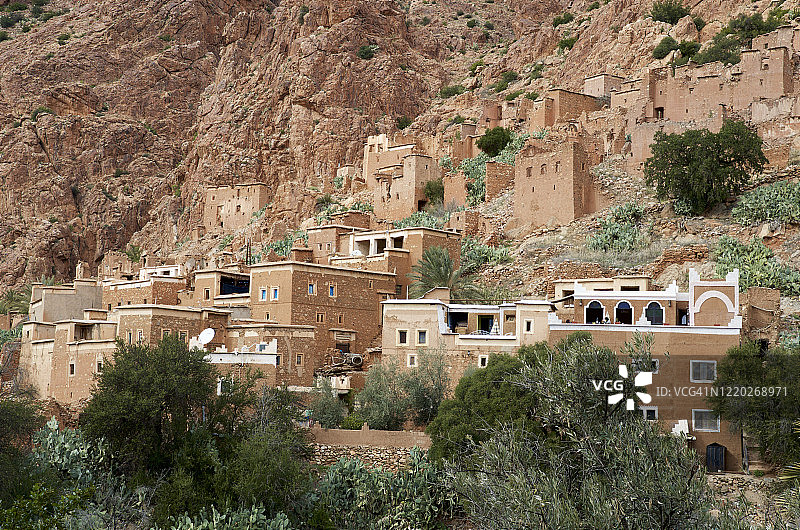 贫瘠的反阿特拉斯山脉下的石头和粘土房屋图片素材