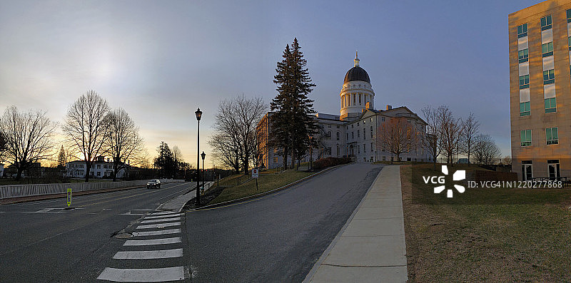 春季缅因州奥古斯塔的州议会大厦，有汽车经过图片素材