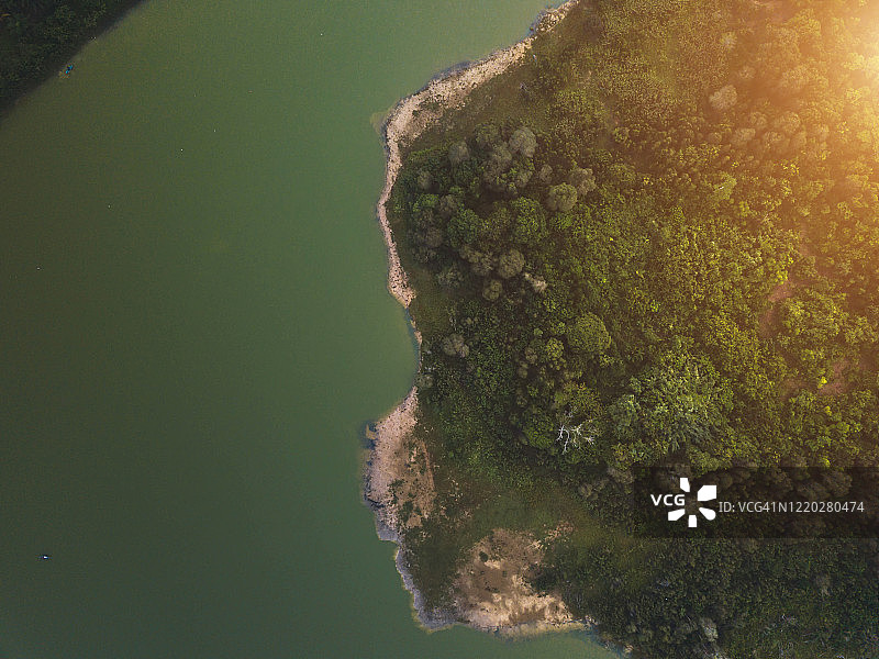 森林河流和山脉景观航拍俯视图图片素材