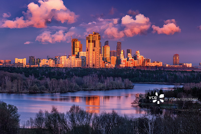 日落时莫斯科天际线的阳光住宅建筑图片素材