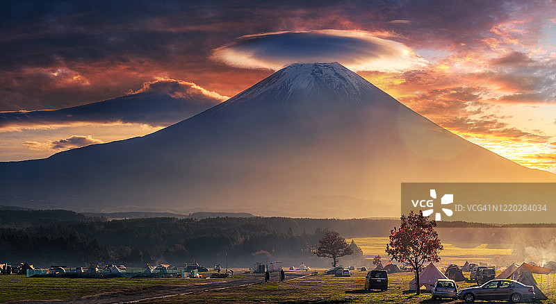 富士山：位于静冈县富士宫市麓朝雾高原露营地图片素材