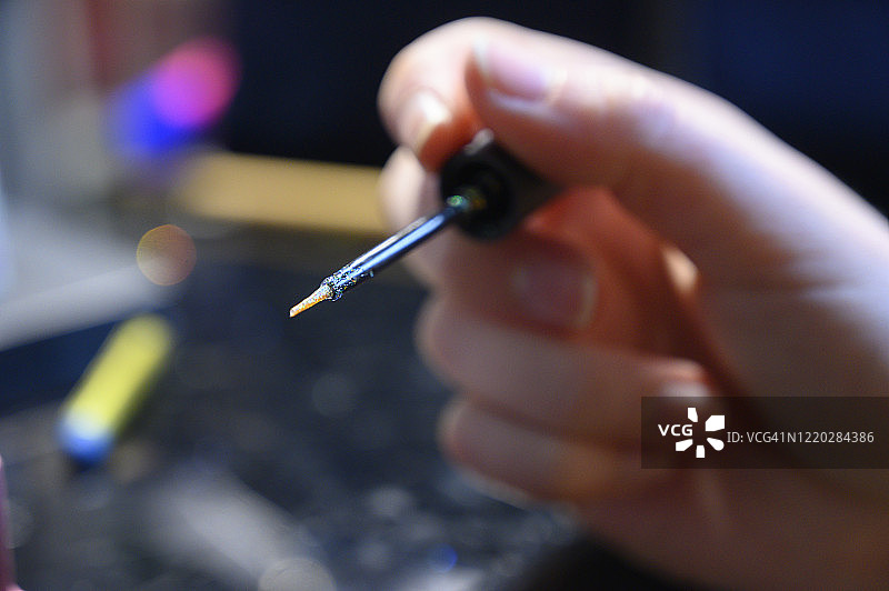 女孩的手和眼线，德国图片素材