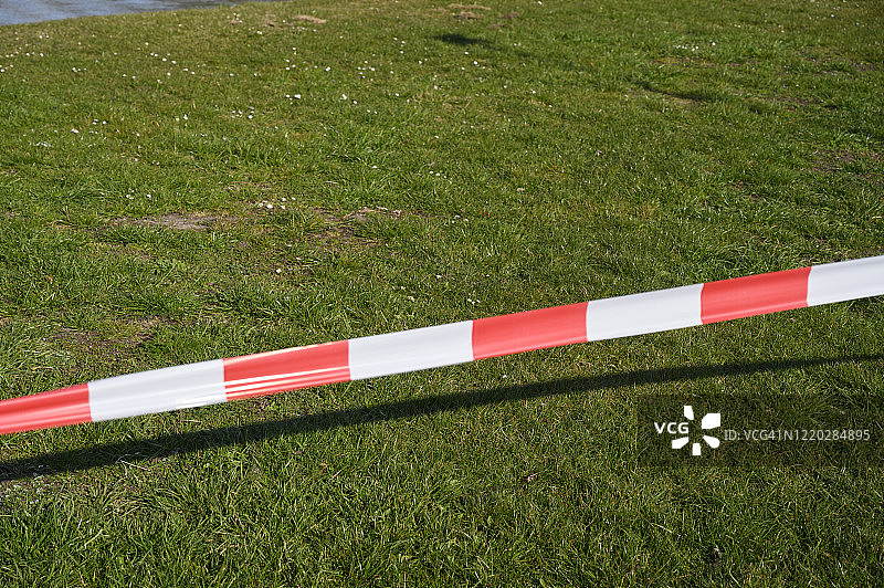 绿草地前的红白丝带（德国）图片素材