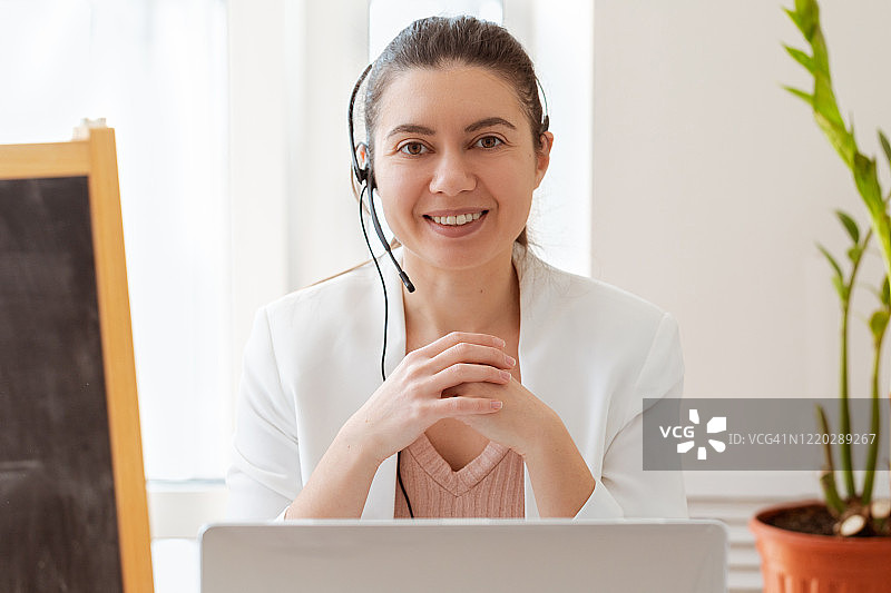 居家学习概念：教师在家远程教学图片素材