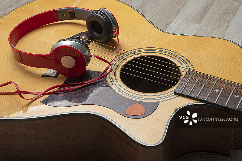 原声吉他和耳机图片素材