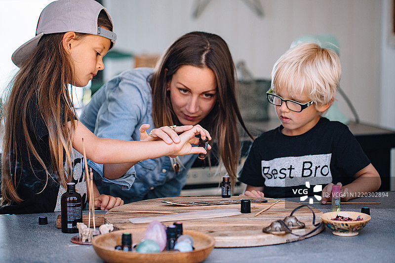 水晶与精油图片素材