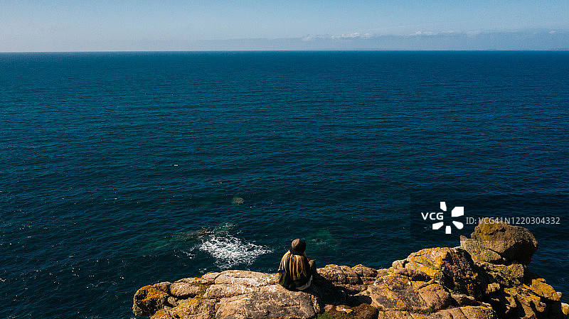 站在悬崖边眺望大海图片素材
