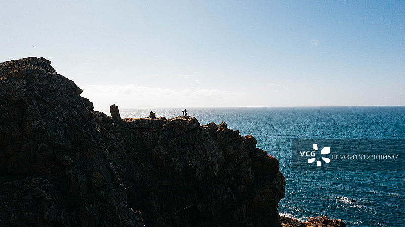 站在悬崖边眺望大海图片素材