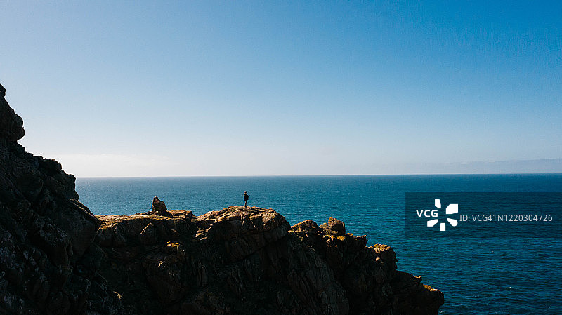 站在悬崖边眺望大海图片素材