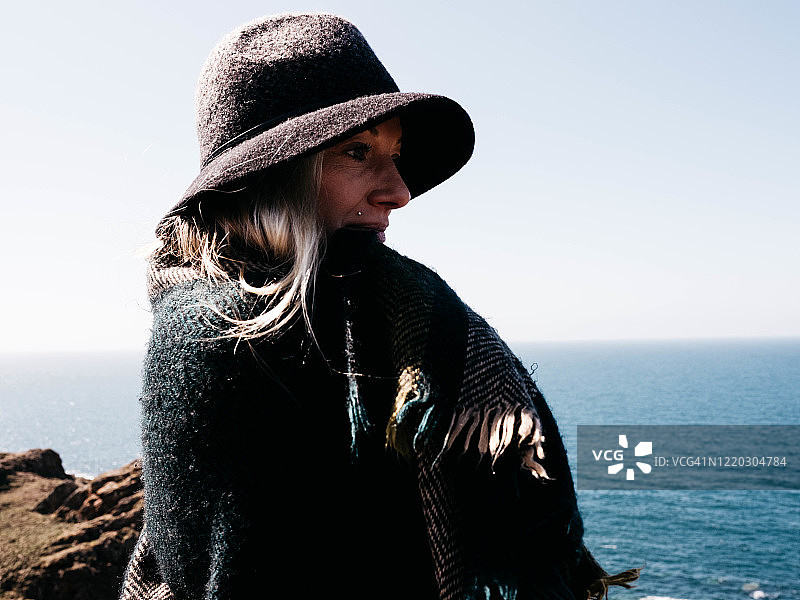 站在悬崖边眺望大海图片素材