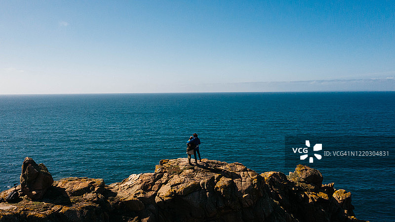 站在悬崖边眺望大海图片素材