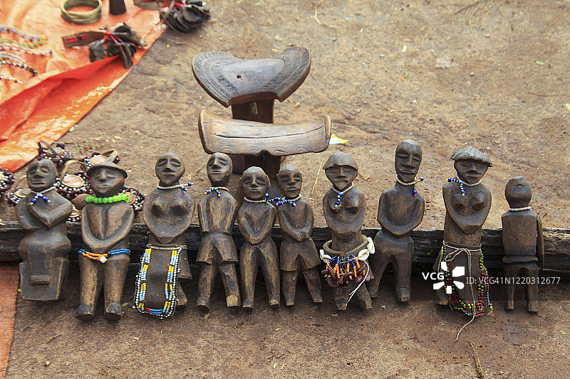 哈马尔部落手工雕刻的木制人像图片素材