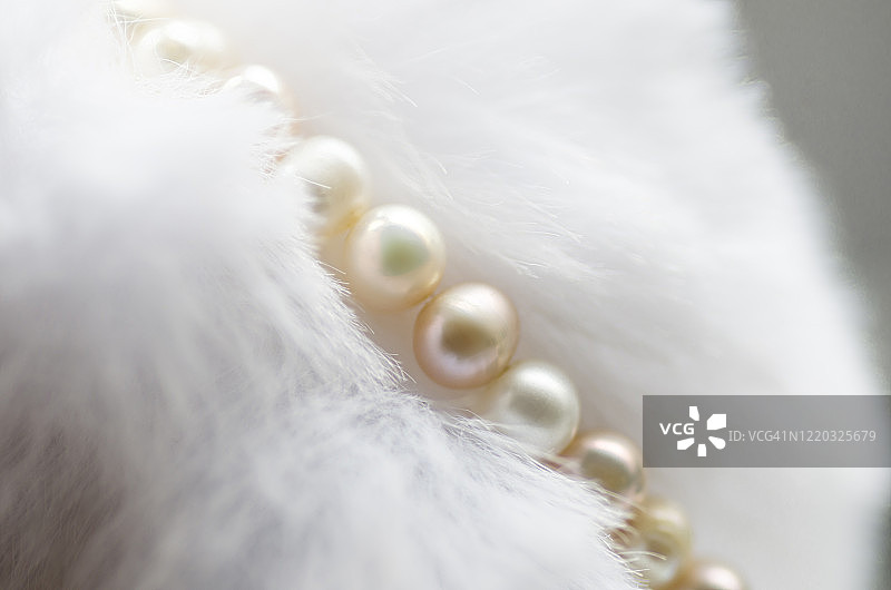 珍珠项链，白色毛皮背景，特写图片素材