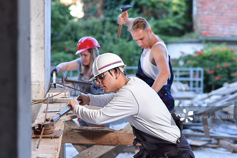 人们建造房屋图片素材