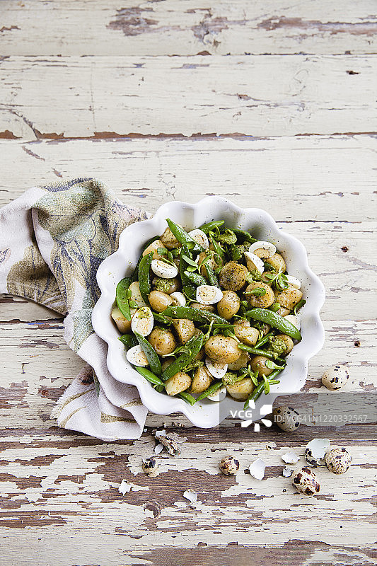 新土豆鹌鹑蛋青豆沙拉配小蔬菜图片素材