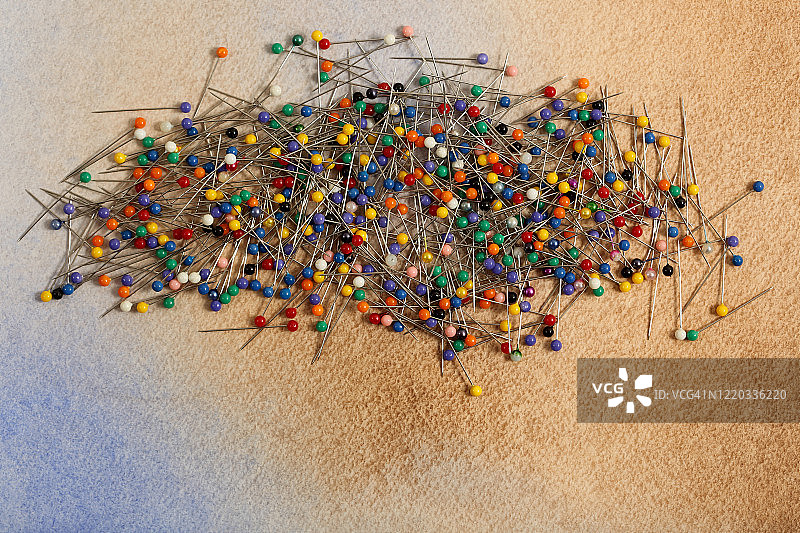 水彩背景上各种颜色的图钉图片素材