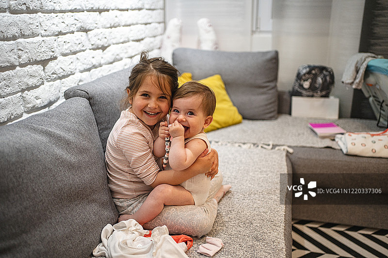 睡觉前依偎在一起的可爱姐妹图片素材