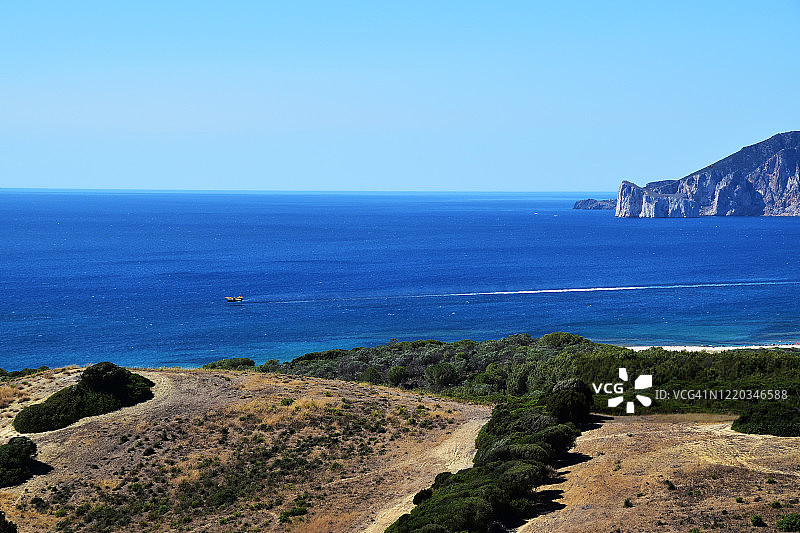 沿卡利亚里海岸线航行的船只，意大利撒丁岛图片素材