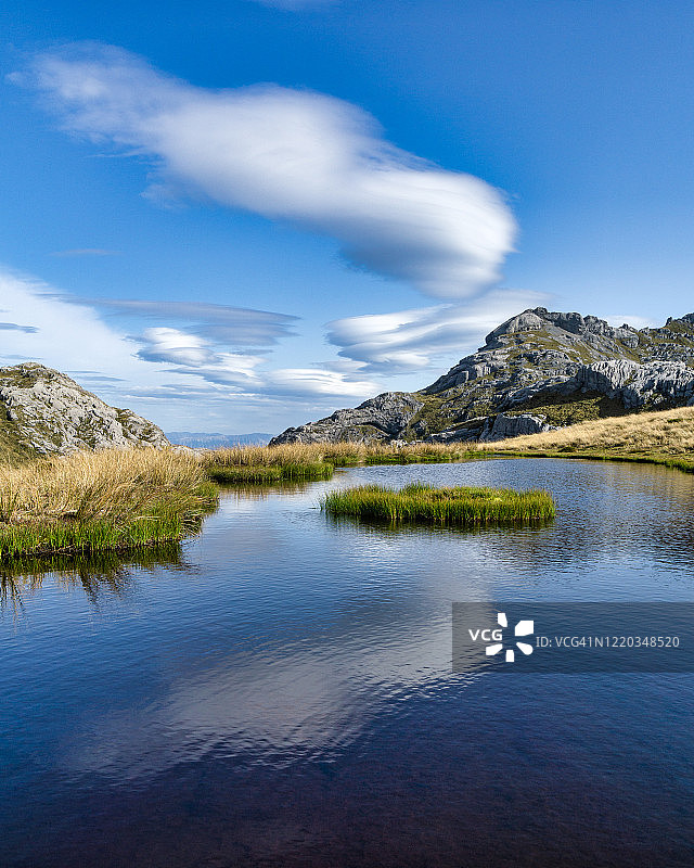 新西兰南岛卡胡朗伊国家公园欧文山附近的湖泊中倒映的云彩图片素材