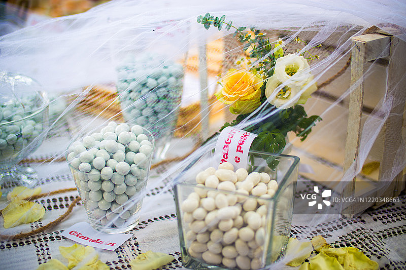 桌子上的糖渍婚礼杏仁图片素材