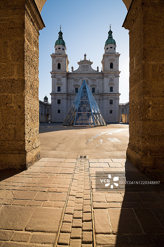 新冠疫情封锁期间的萨尔茨堡大教堂广场，奥地利图片素材