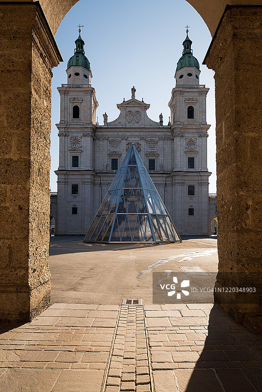 新冠疫情封锁期间的萨尔茨堡大教堂广场，奥地利图片素材