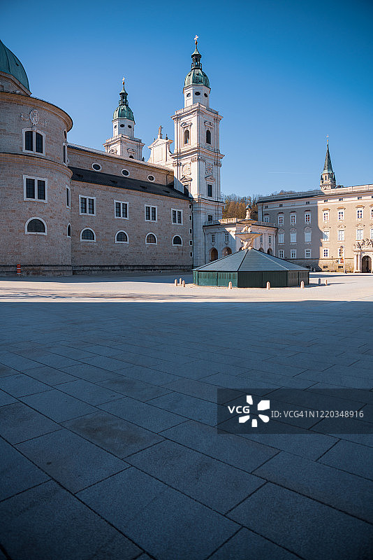 新冠疫情封锁期间的萨尔茨堡大教堂广场，奥地利图片素材