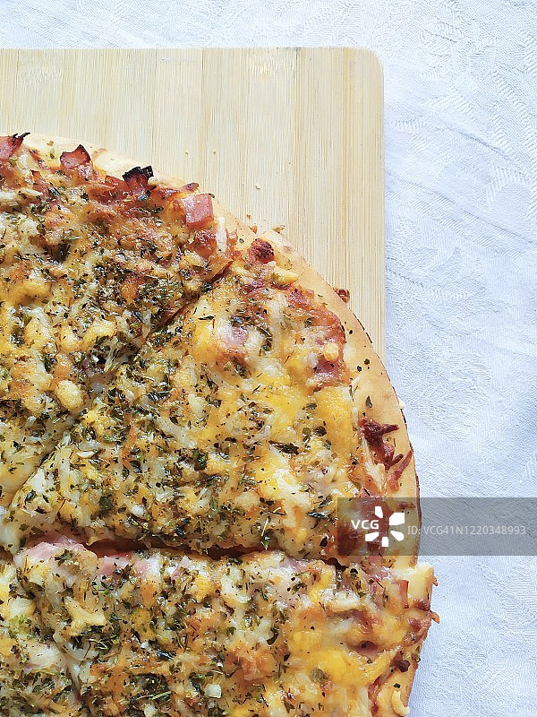 木制砧板上的比萨切片图片素材