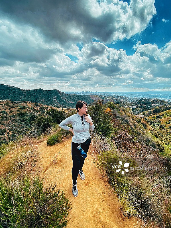 在美国加利福尼亚州洛杉矶比奇伍德峡谷观景的女人图片素材